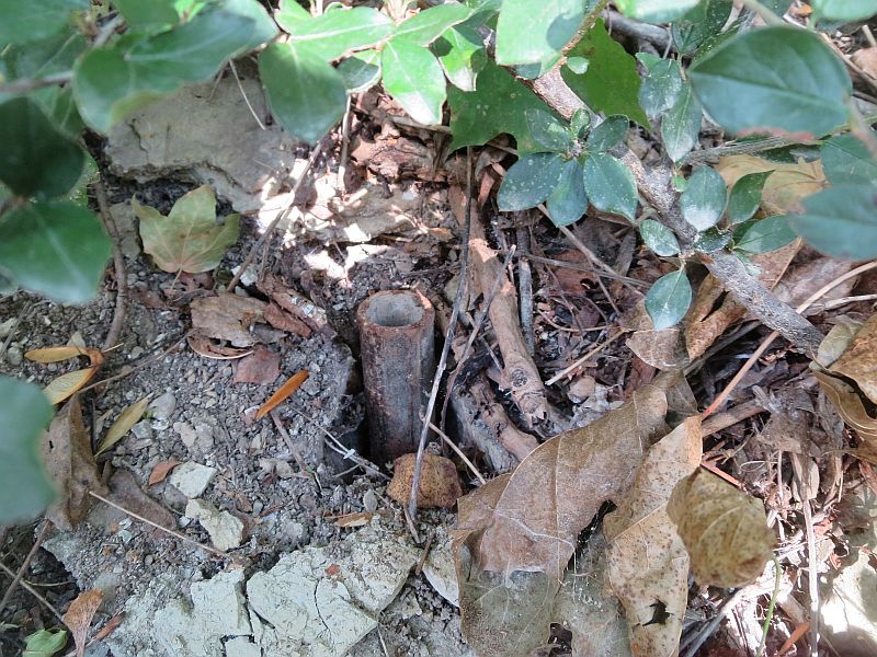 Nur noch das Befestigungsrohr ist zu sehen. Der Pfahl konnte in der Umgebung gefunden werden.